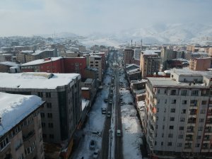 Yüksekova merkezinden 5 bin kamyon kar çıkarılıp dereye döküldü