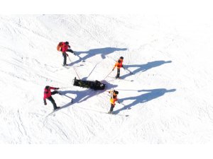 Uludağ’da yaralanan dağcıyı kayaklı JAK timleri böyle kurtardı