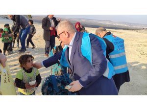 Malatyalı kadınların ördüğü kıyafetler İdlipli çocuklara teslim edildi