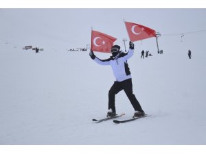 Van’da Türk bayraklı kayak gösterisi