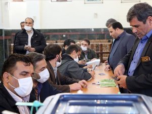 İran'daki meclis seçimlerini muhafazakarlar önde götürüyor