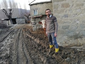 Köy halkı çamurlu ve bozuk yoldan kurtulmak istiyor