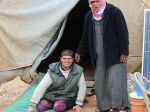 Savaş mağduru engelli Eyüp, kampta dedesinin yardımıyla hayata tutunuyor