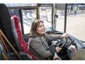 25 kadın otobüs şoförlüğü için direksiyon sınavından geçti