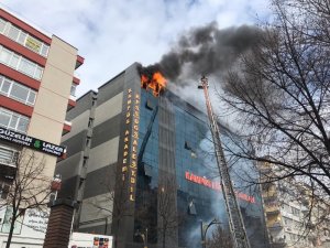 Ankara Kızılay’da bir iş merkezinin en üst katında yangın çıktı. İtfaiye ekipleri olay yerine sevk edilirken, bina boşaltılıyor.