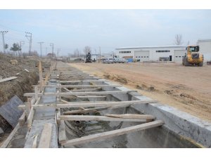 Suluova Belediyesinden sulama kanalı üstü kapatma çalışmaları
