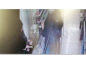 Sancaktepe’de markette bıçaklı gaspçı kamerada
