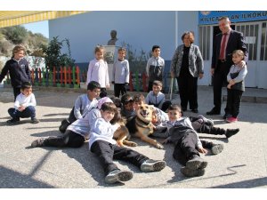 Alanya’da engelli köpek ‘Şirin’ öğrencilerin ilgi odağı oldu
