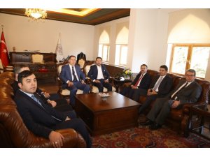 Kamu Başdenetçisi Şeref Malkoç, Belediye Başkanı Arı’yı ziyaret etti