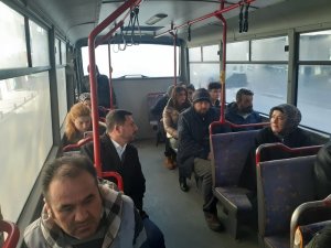 Sabah işe halk otobüsü ile gelen Başkan Arı, esnaf ziyaretlerinde bulundu