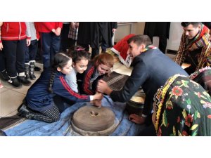 Okula taş değirmen geldi, minik öğrenciler un ve bulgur öğüttü