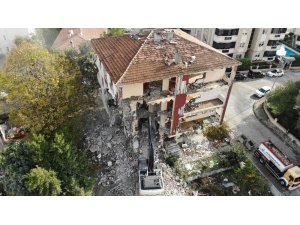 Deprem riski taşıyan 4 bina daha yıkıldı