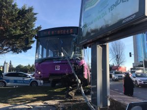 Ataşehir’de feci kaza: İstanbul Otobüs AŞ’ye ait otobüs ile otomobil çarpıştı