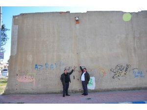 "Berlin Duvarı bile yıkıldı, bizim duvar hala yıkılmadı"