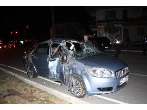 Yoldan çıkan otomobil aydınlatma direğine çarptı: 1 yaralı