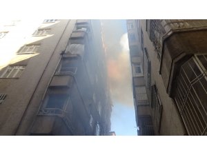 Diyarbakır’da apartmanın çatısında çıkan yangın paniğe neden oldu