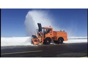 Karayolları Kars-Digor-Iğdır yolunda kar temizlemesi yapıyor