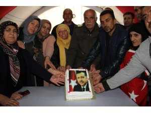 HDP önünde evlat nöbeti tutan aileler, Cumhurbaşkanı Erdoğan’ın doğum gününü kutladı