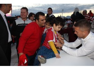Antalyaspor’dan Podolski’ye imza günü