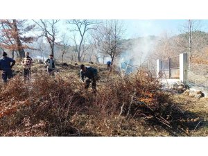 Köylüler gönüllü olarak mezarlık temizliyor