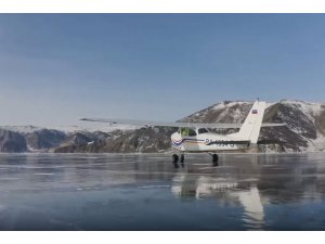 Rus pilot küçük uçağıyla buz tutan Baykal gölüne iniş yaptı