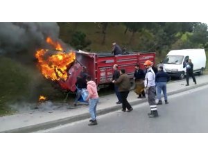 Pazarcılar, yanan kamyonetlerini damacanayla su dökerek söndürmeye çalıştı