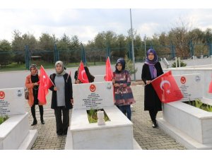 Siirt’te öğrenciler Mehmetçik için şehitlikte bir araya geldi