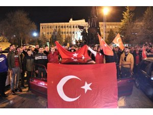 Uşak’ta vatandaşlardan kahraman Mehmetçik’e destek