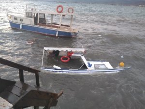 Dikili’de fırtına tekneleri batırdı