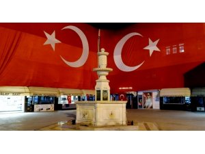 Erzincan’da şehitler için dev Türk bayrağı asıldı
