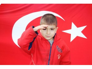 5 yaşındaki Mustafa şehitler için asker selamı verip, İstiklal Marşı okudu