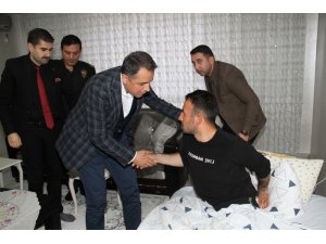 İdlib’de yaralanan gaziye ziyaret