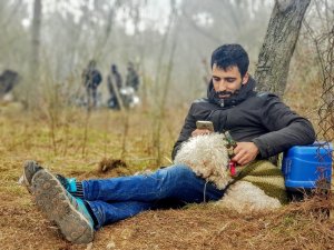 Yunanistan’daki eşine ulaşmak isteyen Filistinli Ahmet, köpeğiyle sınıra geldi