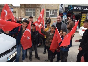 Viranşehir’de şehitler için bayrak dağıtıldı