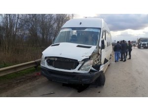 D-100 karayolunda yolcu minibüsüyle kamyon çarpıştı: 2 yaralı