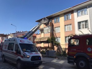3 katlı apartmanda çıkan yangın maddi hasara yol açtı
