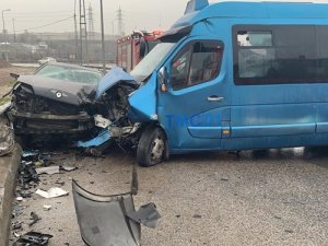 Sancaktepe'de otomobille minibüs çarpıştı: 12 yaralı