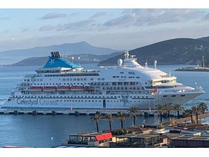 Sezonun ilk gemisi Kuşadası’nda