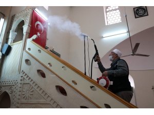 İmamlar camilerini dezenfekte ediyor