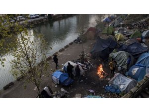 Paris’te yüzlerce düzensiz göçmen Covid-19 salgınının darbesini yaşıyor