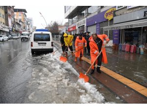 Muş Belediyesi karla mücadele ekipleri tekrar işbaşında