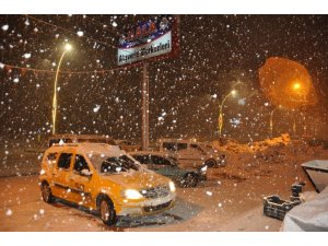 Yüksekova’da kar yağışı etkili oluyor