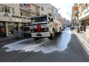 Akhisar Belediyesi salgın hastalıklara karşı sokakları yıkıyor
