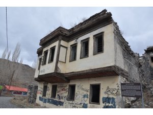 Tarihi Ahmet Tevfik Paşa Konağı’nın son durumu içler acısı!