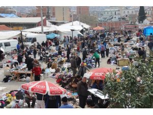 İzmir’de yaşlılar yasağa rağmen pazarlara çıktı