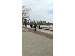 Yaşlı vatandaşın scooterla sahile çıkması pes dedirtti