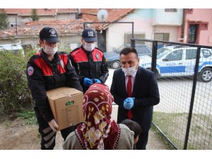Uşak’ta evlerinden çıkamayan yaşlılara yardım kolilerini polis götürdü