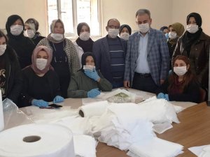 Suruçlu kadınlar gönüllü olarak maske üretiyor