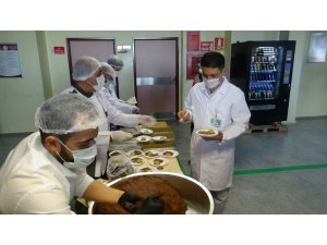 Diyarbakır’da korona virüs mesaisindeki sağlık personeline tatlı ve çiğ köfte ikramı