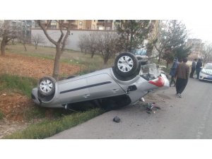 Minibüs ile otomobil çarpıştı: 2 yaralı